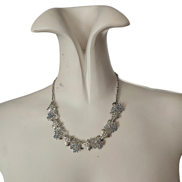 Beautiful vintage necklace featuring a leaf and flower theme. - Picture 6 of 6